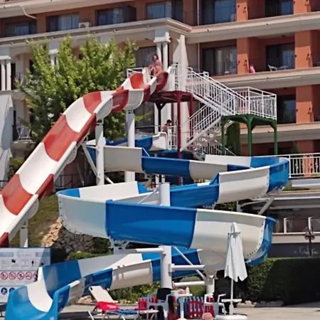 студия с паркоместом на первой линии моря влас Apartamento Sveti Vlas